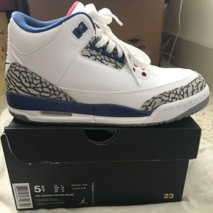 Air Jordan 3 Retro size 5.5Y